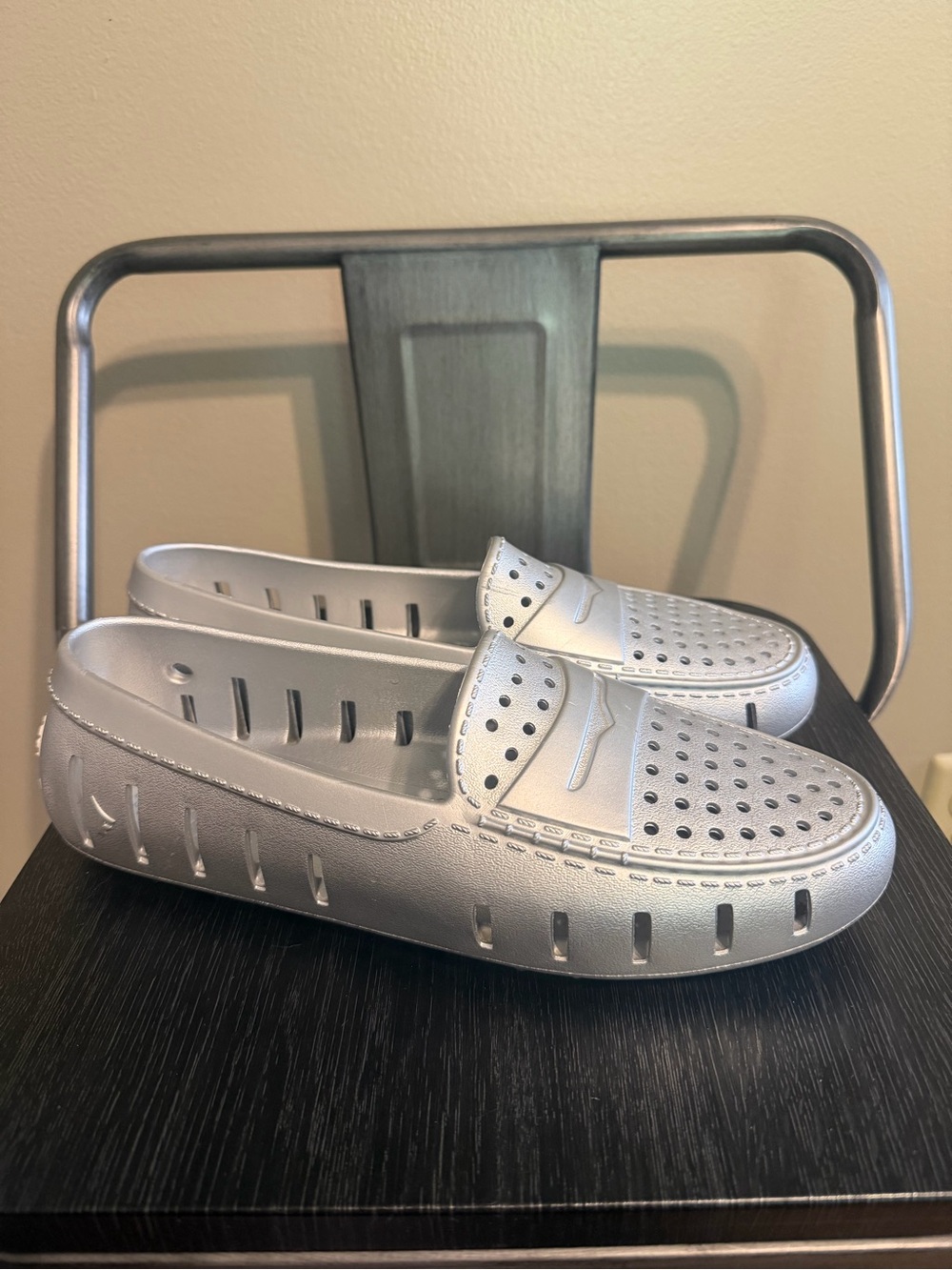 Floafers Women's Posh Driver Shoes Metallic Silver Size 8